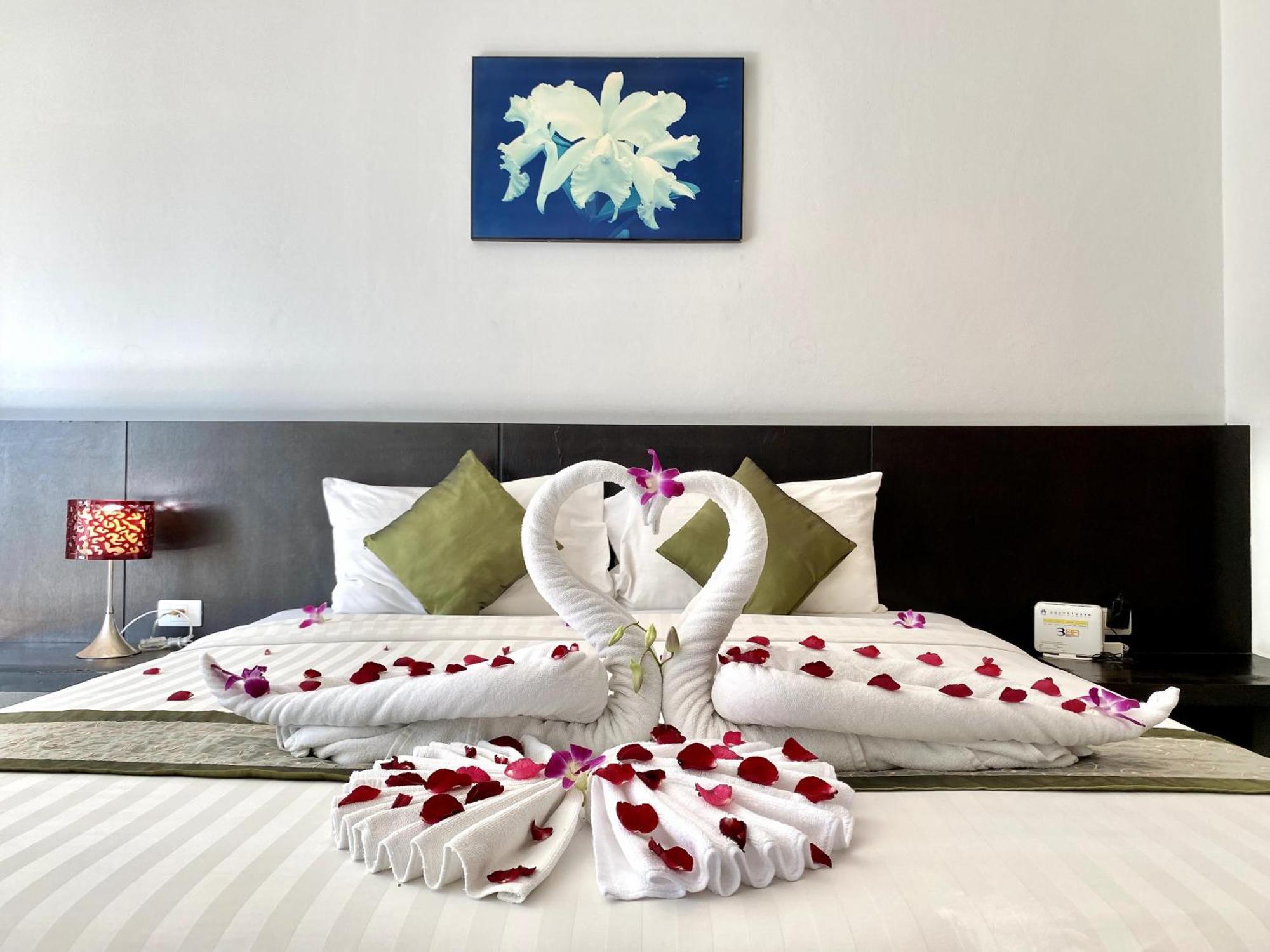 Apk Resort Patong Екстериор снимка