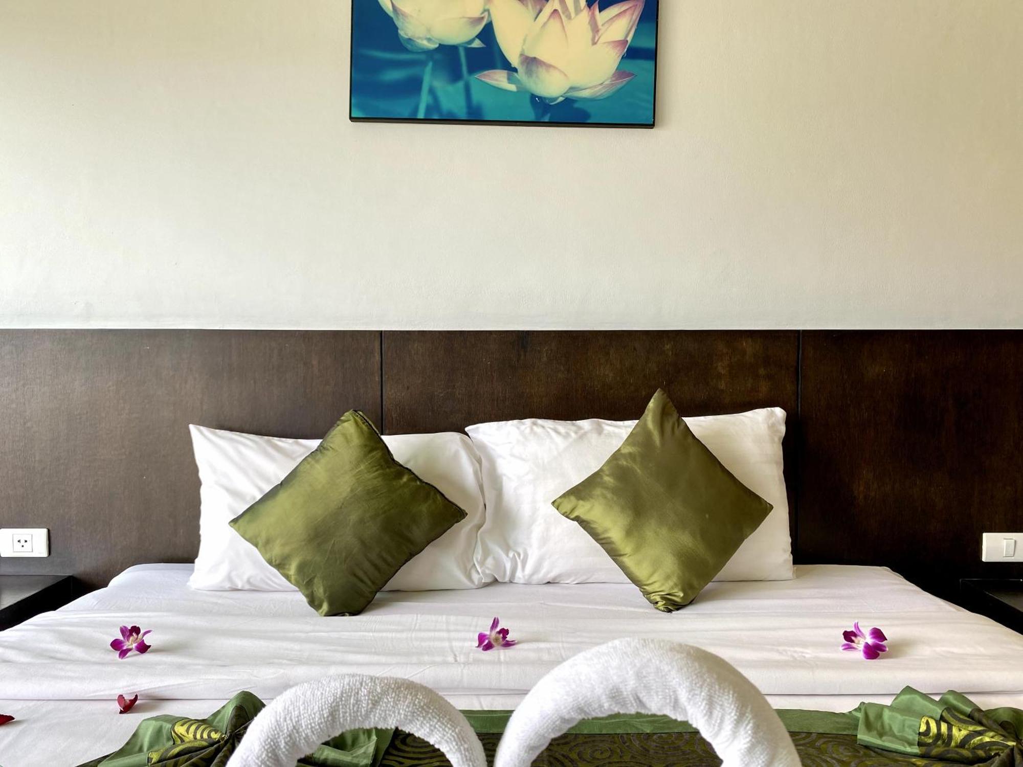 Apk Resort Patong Екстериор снимка