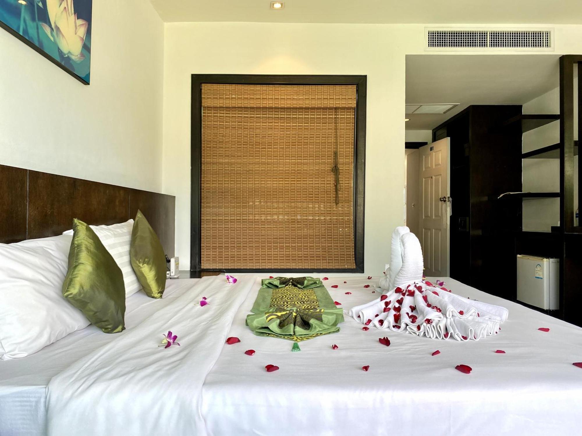 Apk Resort Patong Екстериор снимка